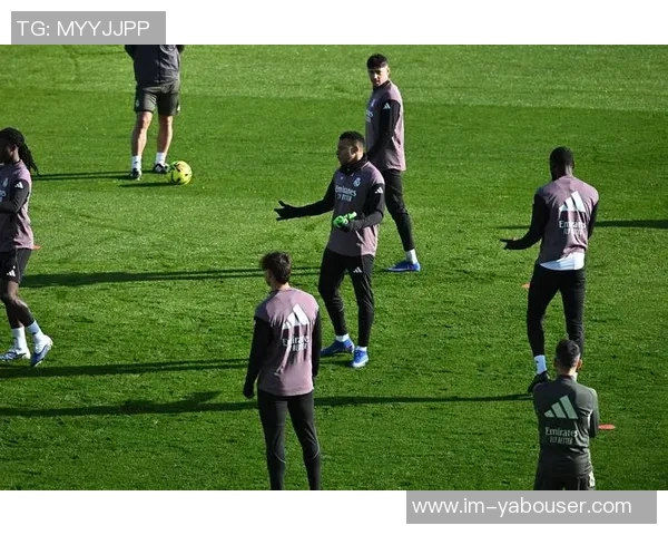 皇马举行圣诞公开训练姆巴佩与球迷亲密互动签名合影